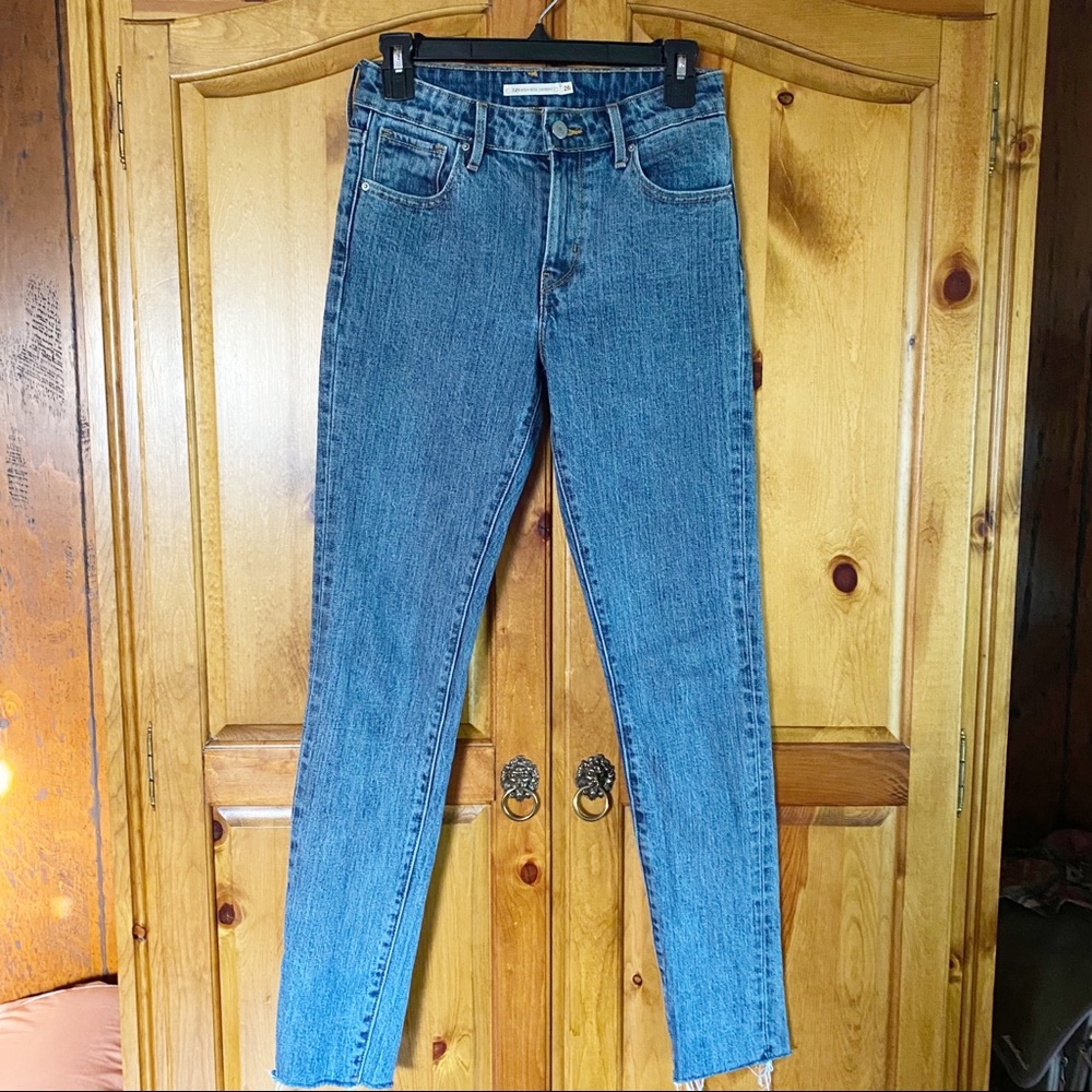 Levi’s 721 High Wasted Distressed Medium Washed Jeans Size 26